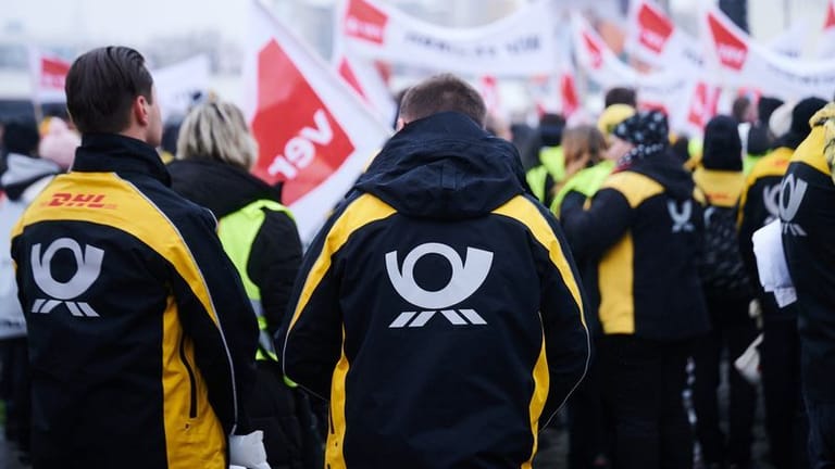Das Post-Logo steht auf den Jacken der Demonstranten der Deutschen Post: Die Gewerkschaft Verdi fordert mehr Geld für die Beschäftigten.