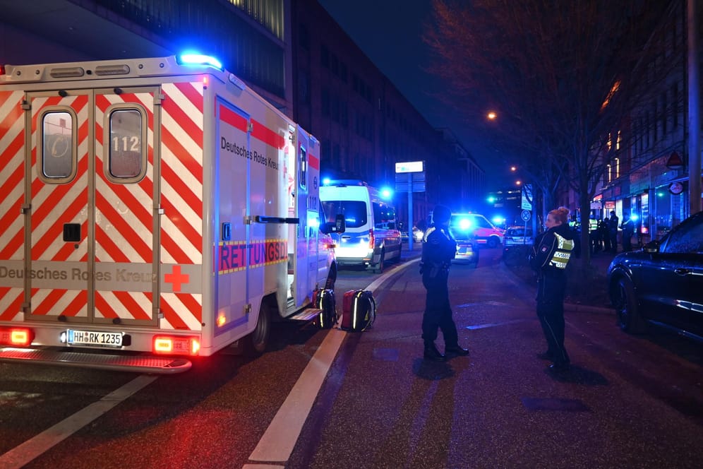 Bei einem Streit im Hamburger Phoenix-Viertel wurden zwei Menschen verletzt.