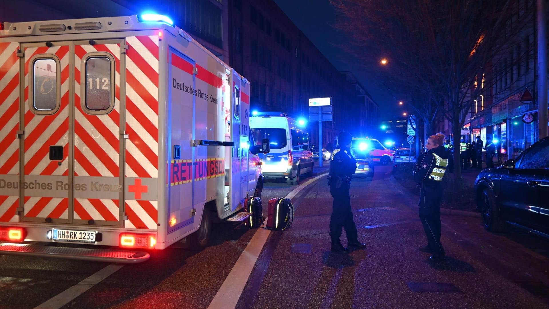 Bei einem Streit im Hamburger Phoenix-Viertel wurden zwei Menschen verletzt. Bei einem Streit im Hamburger Phoenix-Viertel wurden zwei Menschen verletzt.