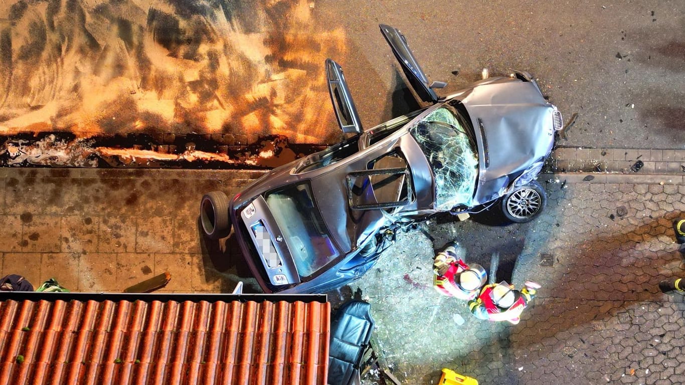 Unfall in Buxtehude: Ein BMW ist von der Fahrbahn abgekommen und gegen eine Hauswand gefahren.