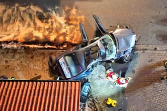 Unfall in Buxtehude: Ein BMW ist von der Fahrbahn abgekommen und gegen eine Hauswand gefahren.