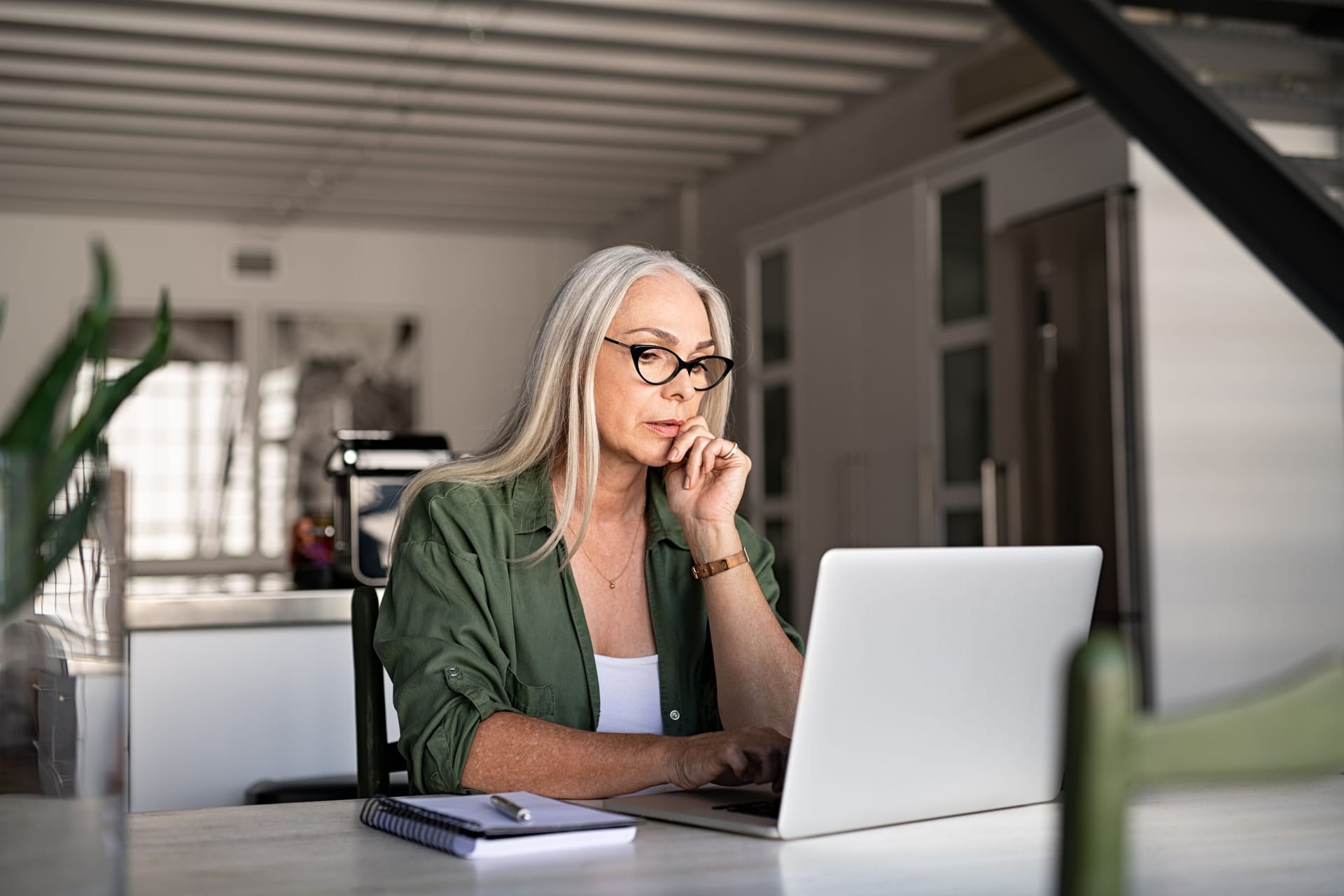 Frau am Laptop