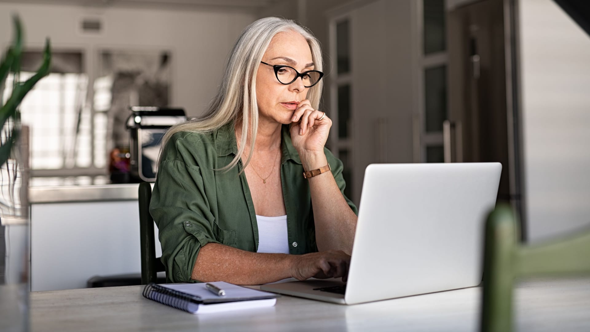 Frau am Laptop