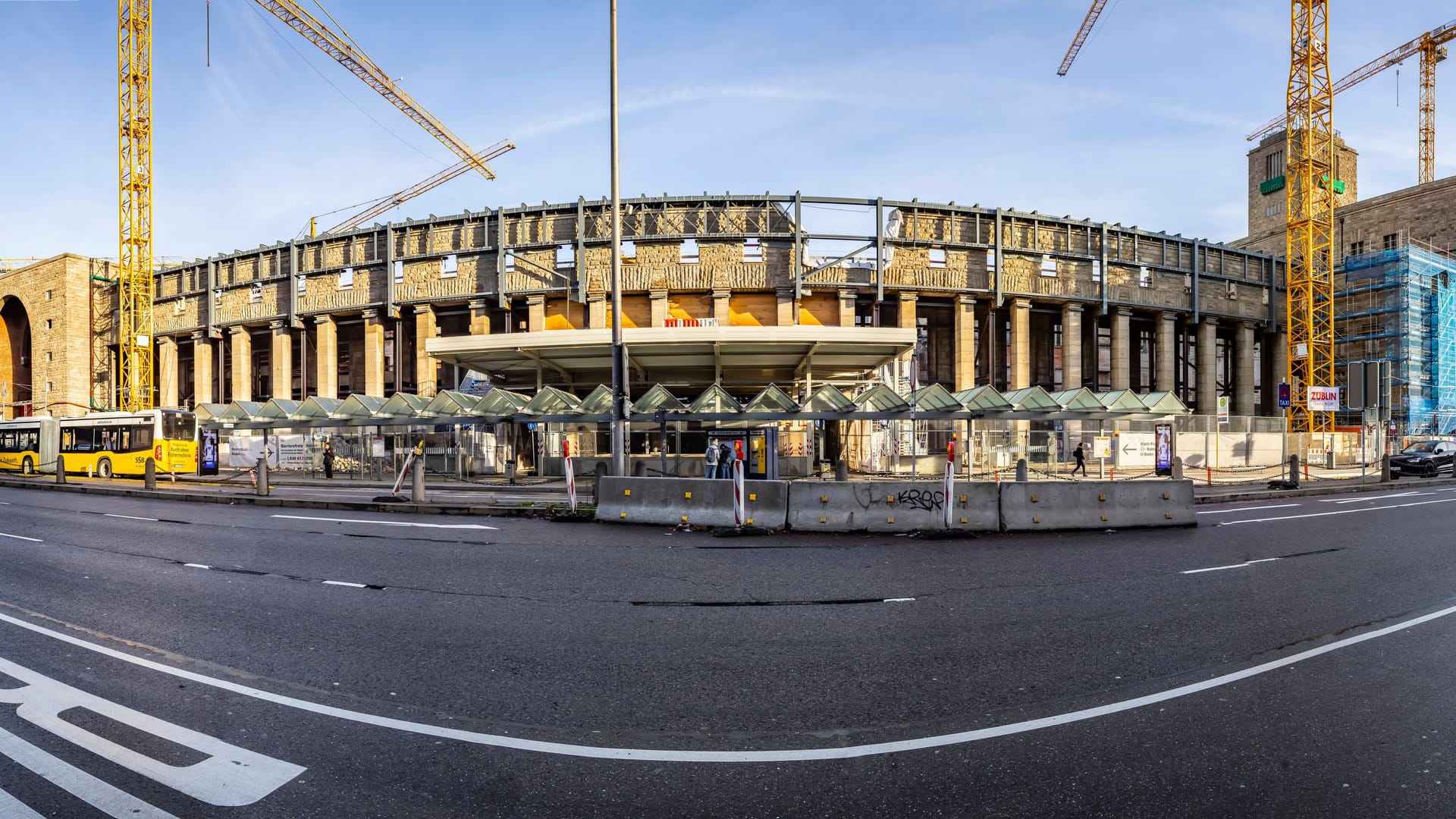 Der Stuttgarter Hauptbahnhof (Symbolbild): Der Umbau ist seit Jahren Streitthema in der Stadt, Aktivisten greifen auch zu ungewöhnlichen Mitteln – wie etwa Schlafsäcken.