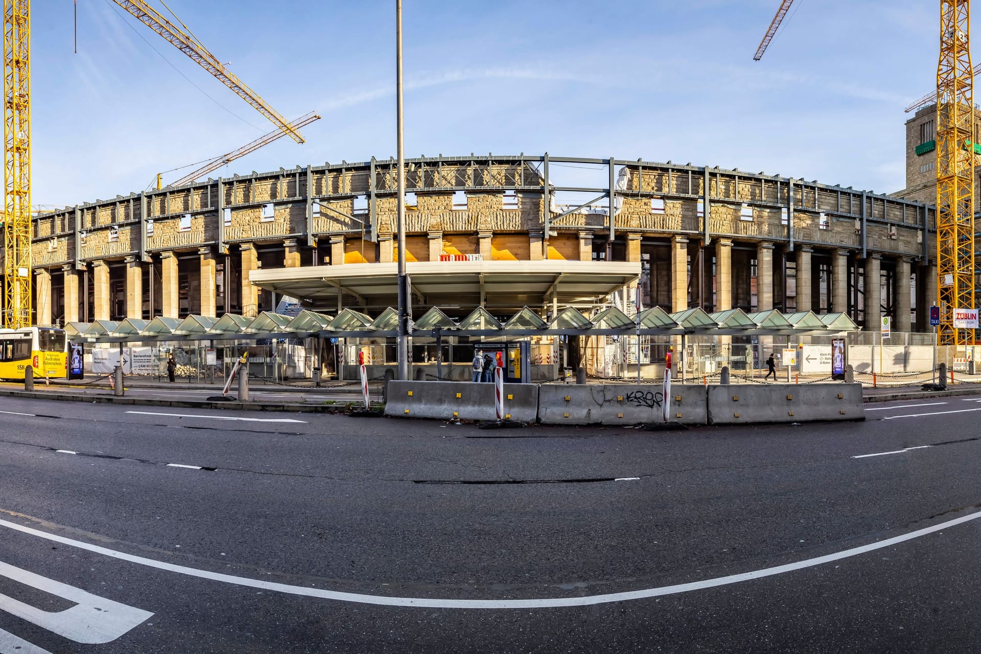 Der Stuttgarter Hauptbahnhof (Symbolbild): Der Umbau ist seit Jahren Streitthema in der Stadt, Aktivisten greifen auch zu ungewöhnlichen Mitteln – wie etwa Schlafsäcken.