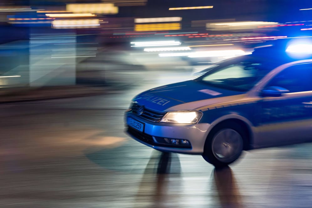 Polizeiauto am Abend unterwegs (Symbolbild): Einer der Männer wurde bereits per Haftbefehl gesucht.