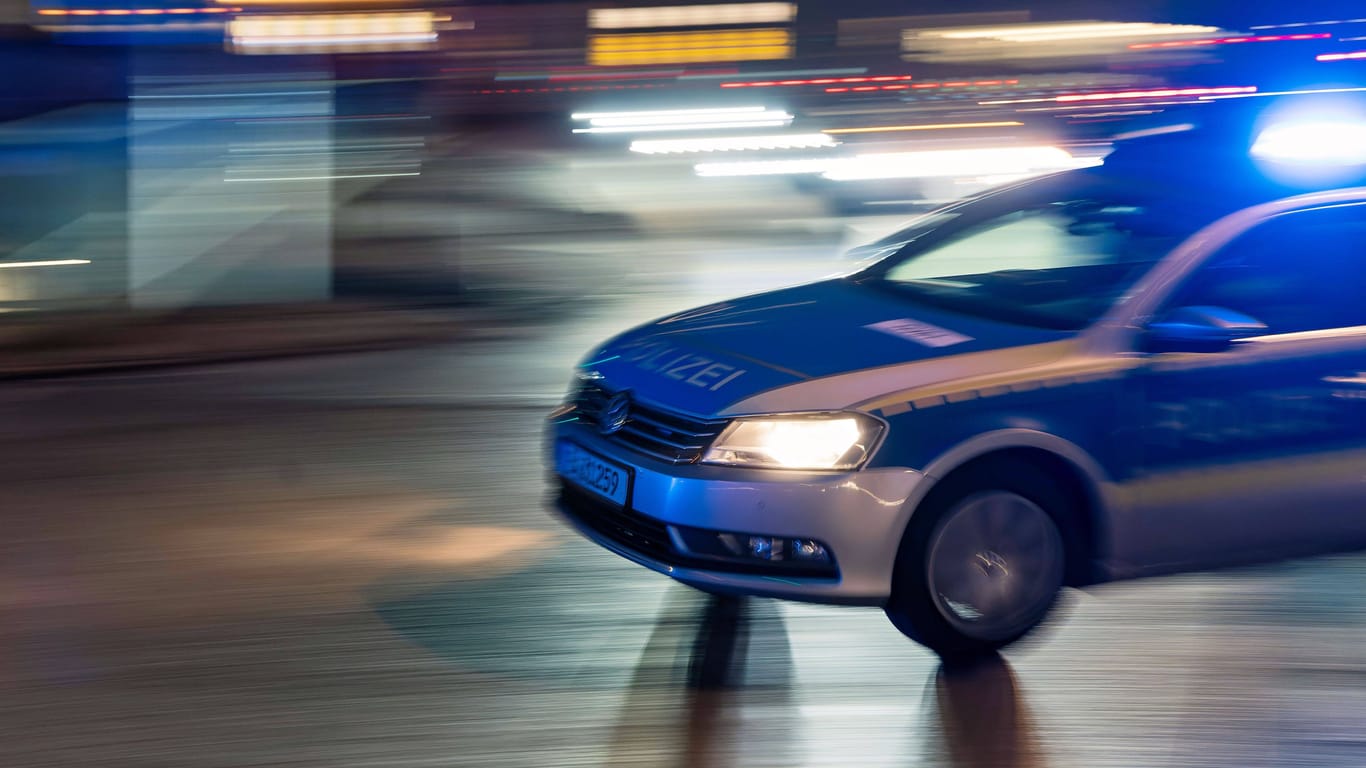 Polizeiauto am Abend unterwegs (Symbolbild): Einer der Männer wurde bereits per Haftbefehl gesucht.