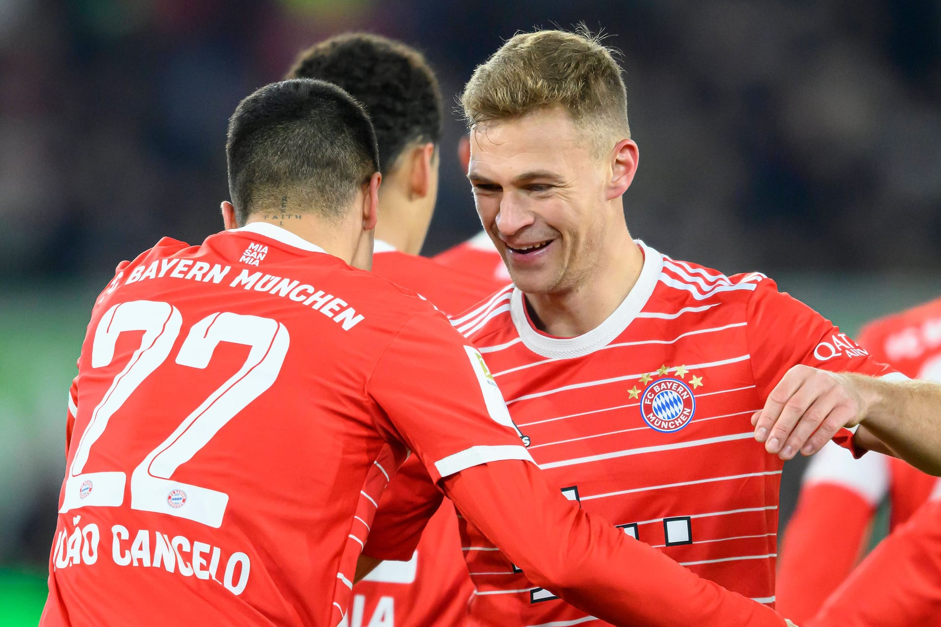 Joshua Kimmich (r.) und Joao Cancelo bejubeln ein Tor beim 4:2-Sieg in Wolfsburg.