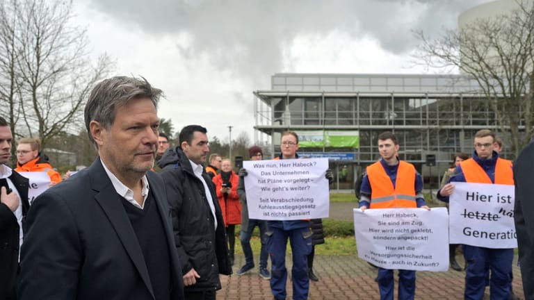 Economic Minister Habeck visits Schwarze Pumpe power plant in Spremberg