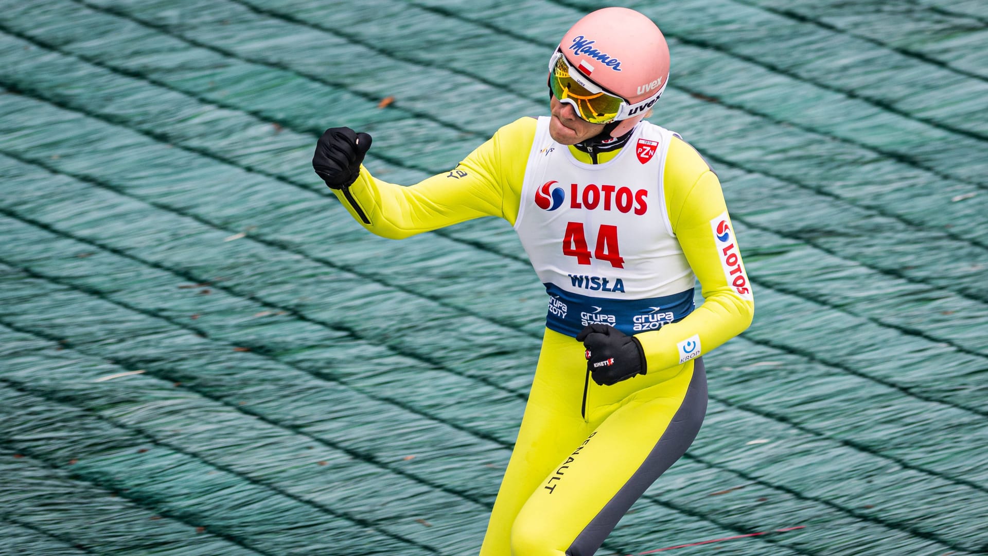 Dawid Kubacki: Der Pole sicherte sich im vergangenen Jahr den Gesamtsieg beim Sommer-Grand-Prix, im Hintergrund sind die Matten deutlich sichtbar.