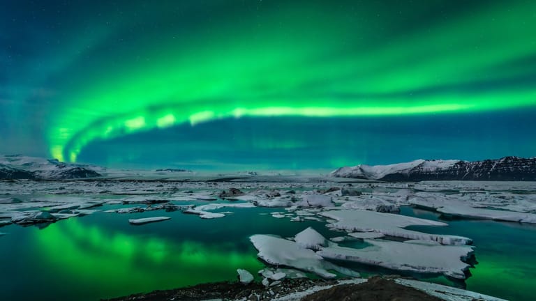 Beeindruckendes Farbenspiel: Die Polarlichter tauchen den Himmel über Island regelmäßig in verschiedene Farben.