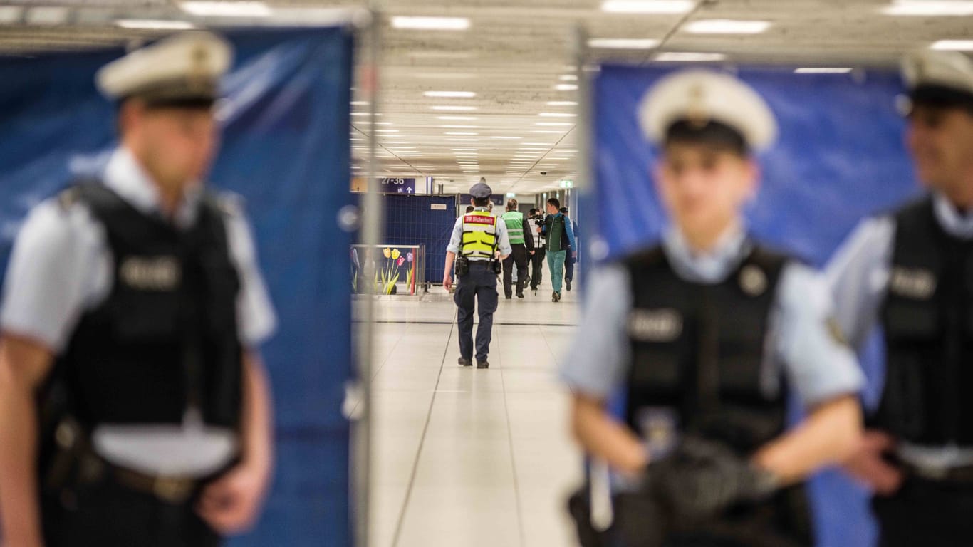 Polizisten im Zwischengeschoss des Münchner Hauptbahnhofs (Archivbild): Dort soll es am Wochenende zu einer Schlägerei gekommen sein.