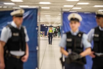 Polizisten im Zwischengeschoss des Münchner Hauptbahnhofs (Archivbild): Dort soll es am Wochenende zu einer Schlägerei gekommen sein.