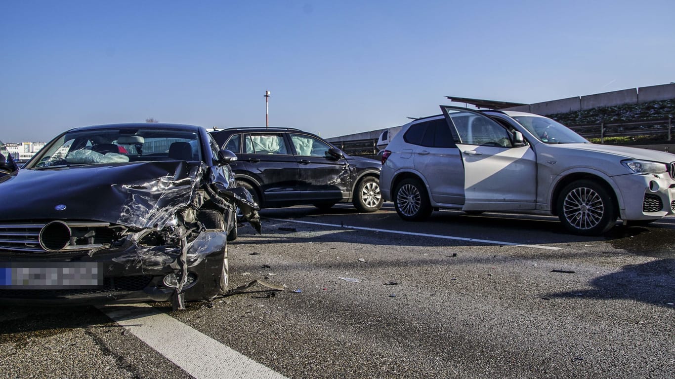 Unfall auf der A81 bei Sindelfingen: Insgesamt vier Fahrzeuge waren in den Crash verwickelt. Der Schaden ist hoch.