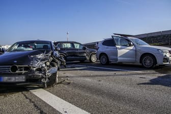 Unfall auf der A81 bei Sindelfingen: Insgesamt vier Fahrzeuge waren in den Crash verwickelt. Der Schaden ist hoch.