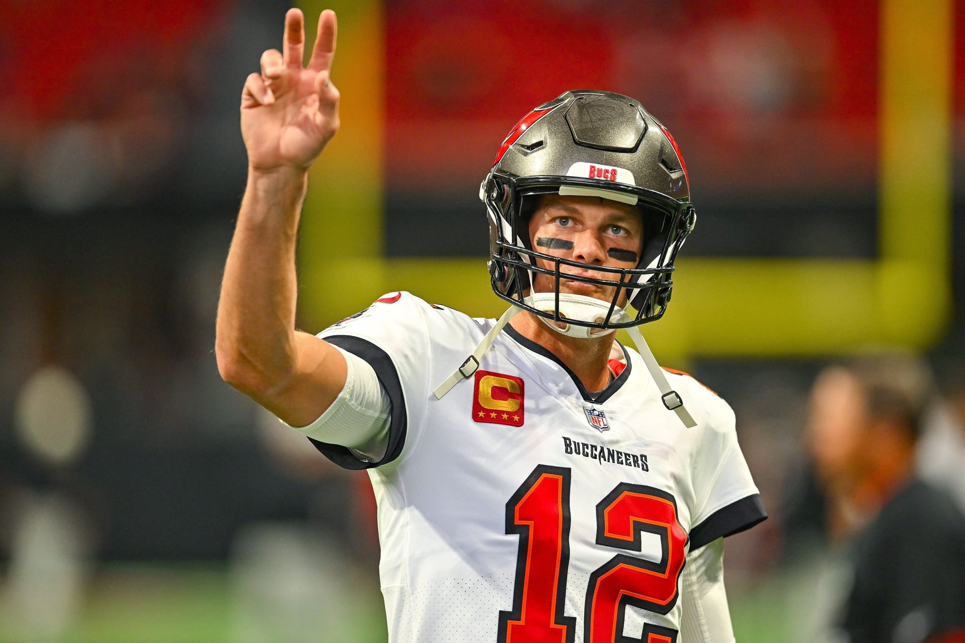 Jetzt ist endgültig Schluss: Bereits im vergangenen Jahr hatte Tom Brady zum ersten Mal das Ende seiner Football-Karriere verkündet. Doch schon nach 40 Tagen im Ruhestand machte er einen Rückzieher und kehrte für eine weitere Saison zu seinem Team, den Tampa Bay Buccaneers, zurück. Nach 23 Jahren nun also wirklich: Die erfolgreichste Karriere der Football-Geschichte geht zu Ende.