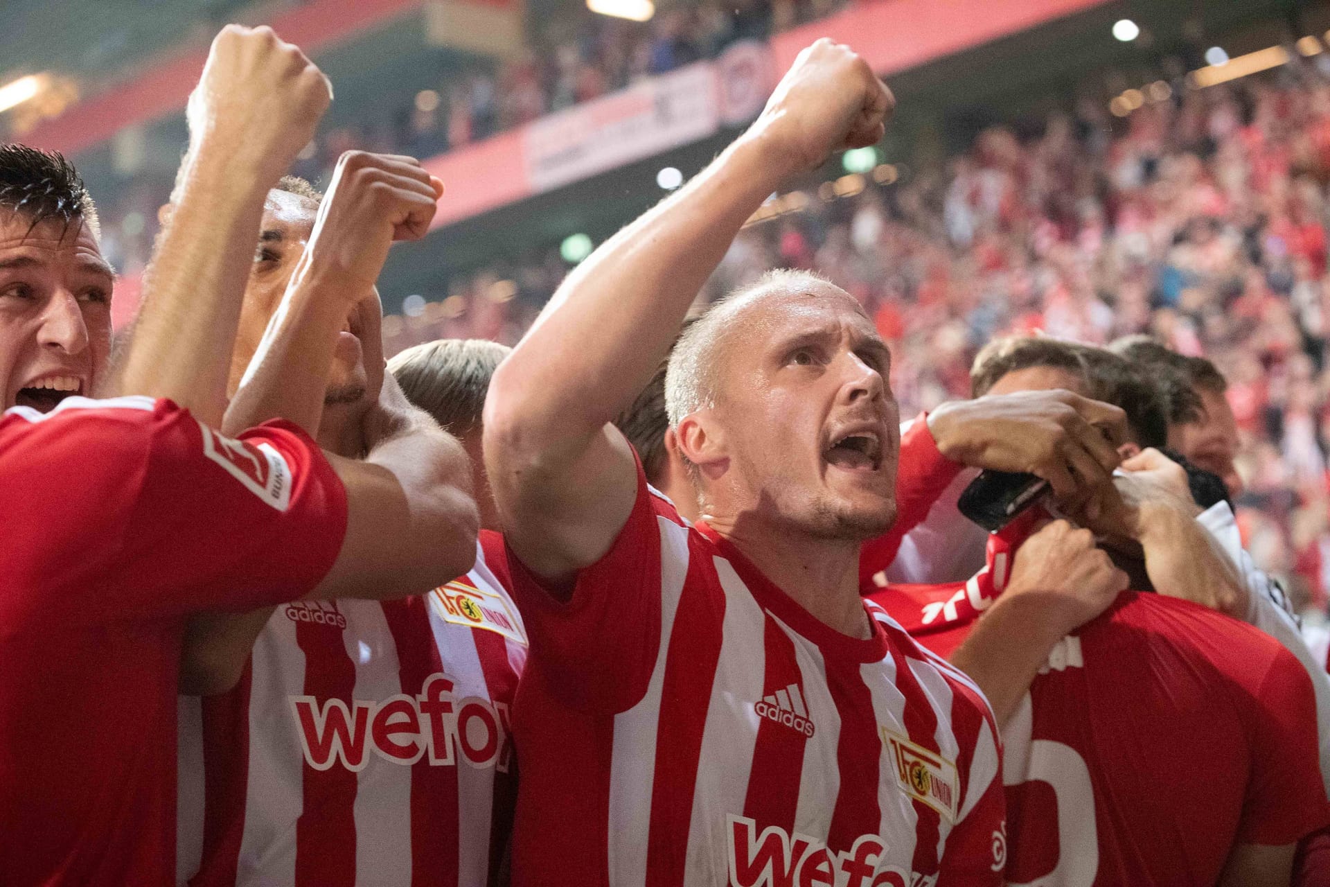 Spieler von Union Berlin bejubeln ein Tor: Das Team aus Berlin-Köpenick überrascht Woche für Woche.