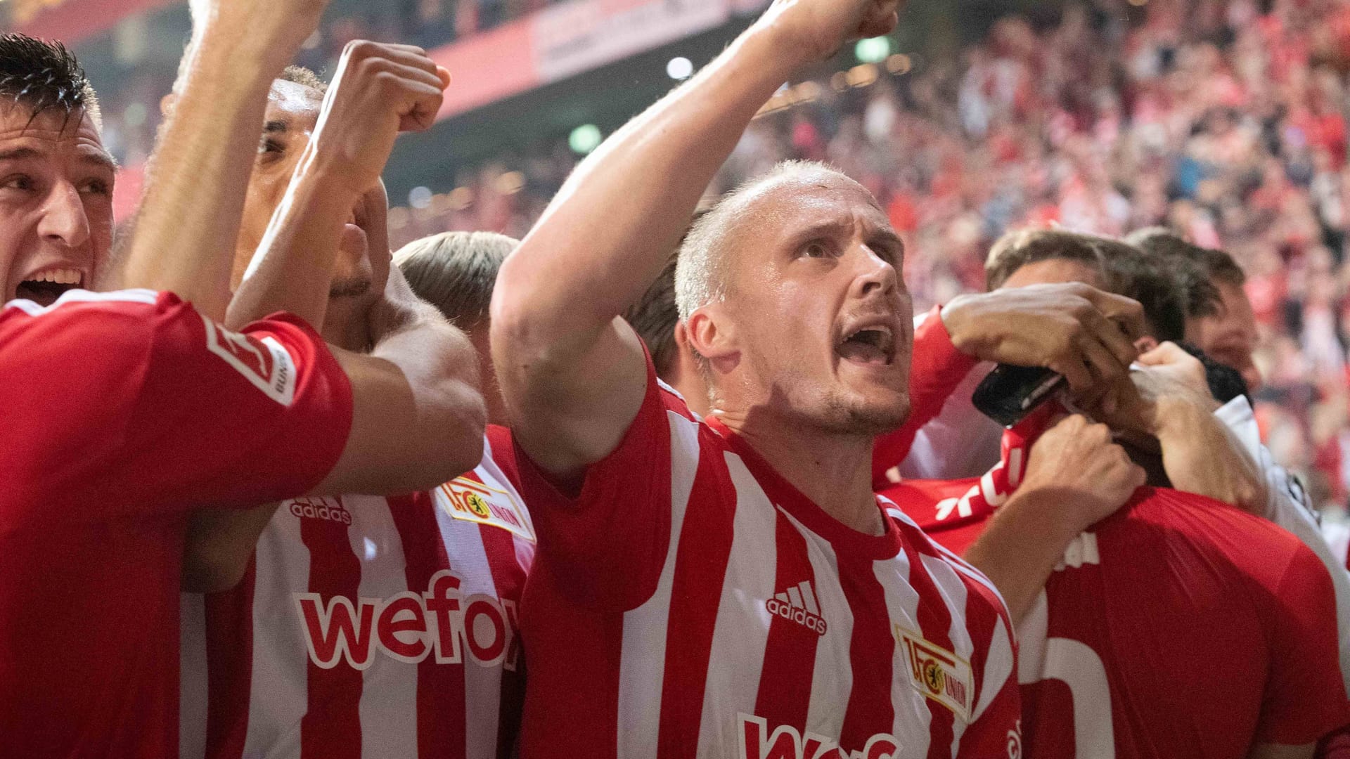 Spieler von Union Berlin bejubeln ein Tor: Das Team aus Berlin-Köpenick überrascht Woche für Woche. Spieler von Union Berlin bejubeln ein Tor: Das Team aus Berlin-Köpenick überrascht Woche für Woche.