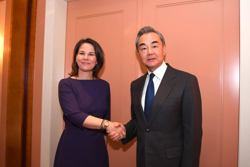 Bundesaußenministerin Annalena Baerbock mit Chinas obersten Außenpolitiker Wang Yi: Bei der Münchner Sicherheitskonferenz sind Baerbock und Yi aufeinandergetroffen.
