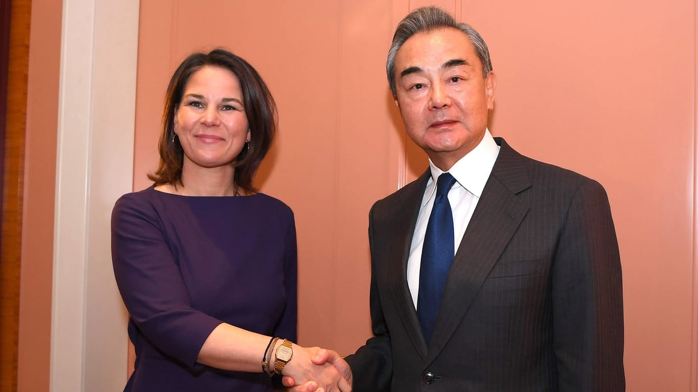 Bundesaußenministerin Annalena Baerbock mit Chinas obersten Außenpolitiker Wang Yi: Bei der Münchner Sicherheitskonferenz sind Baerbock und Yi aufeinandergetroffen.