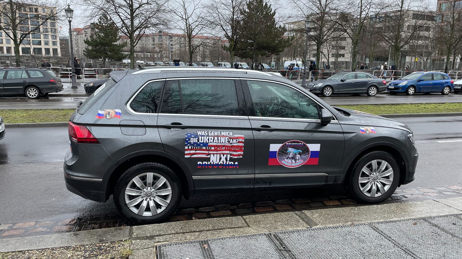 Ein Auto ist mit russischen Flaggen und Parolen beklebt.