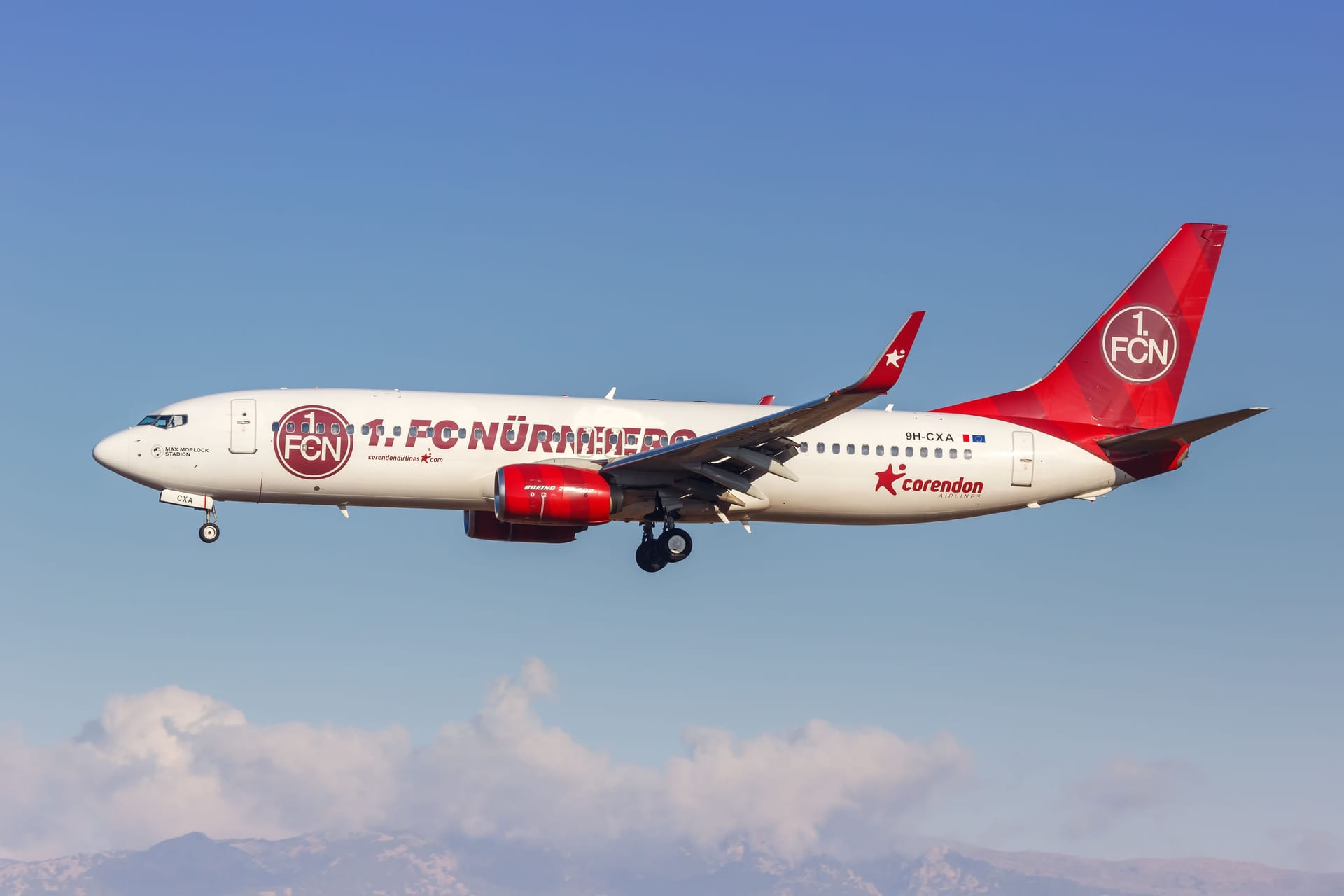 Der FCN-Flieger in der Luft (Archivbild): Bei einem Flug von Hurghada nach Nürnberg in der Nacht auf Samstag musste die Maschine notlanden.