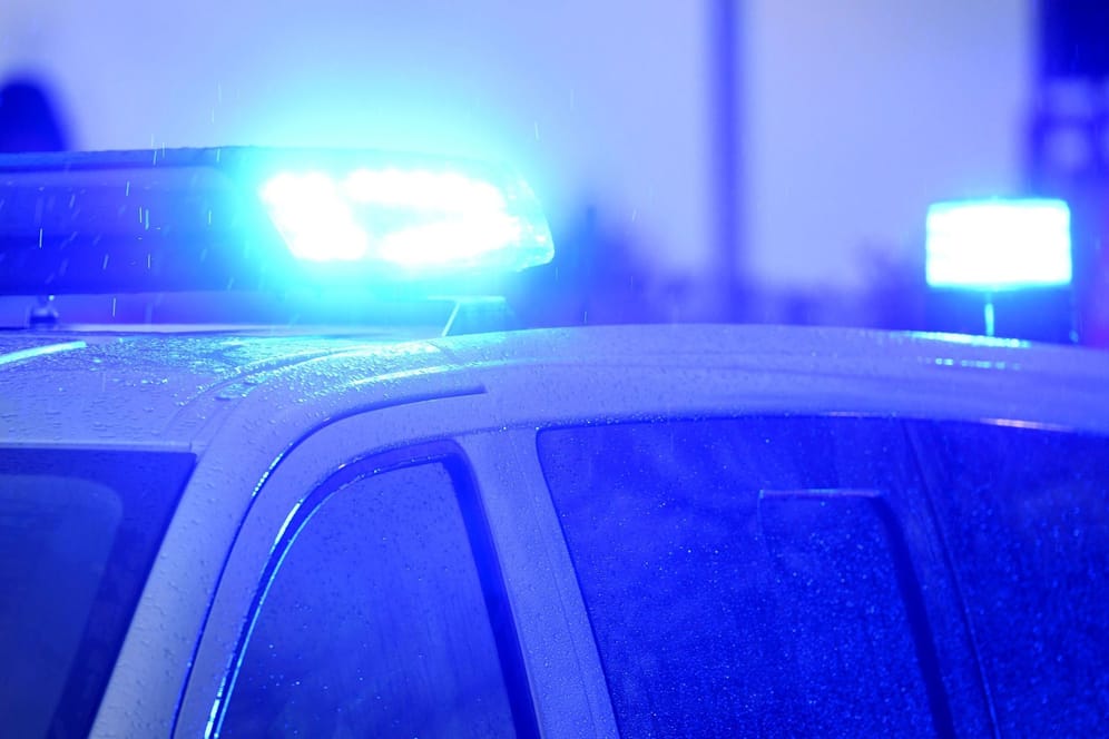 Blaulichter leuchten auf dem Dach eines Streifenwagens der Polizei (Symbolbild): Ein Vermisster wurde tot aufgefunden.