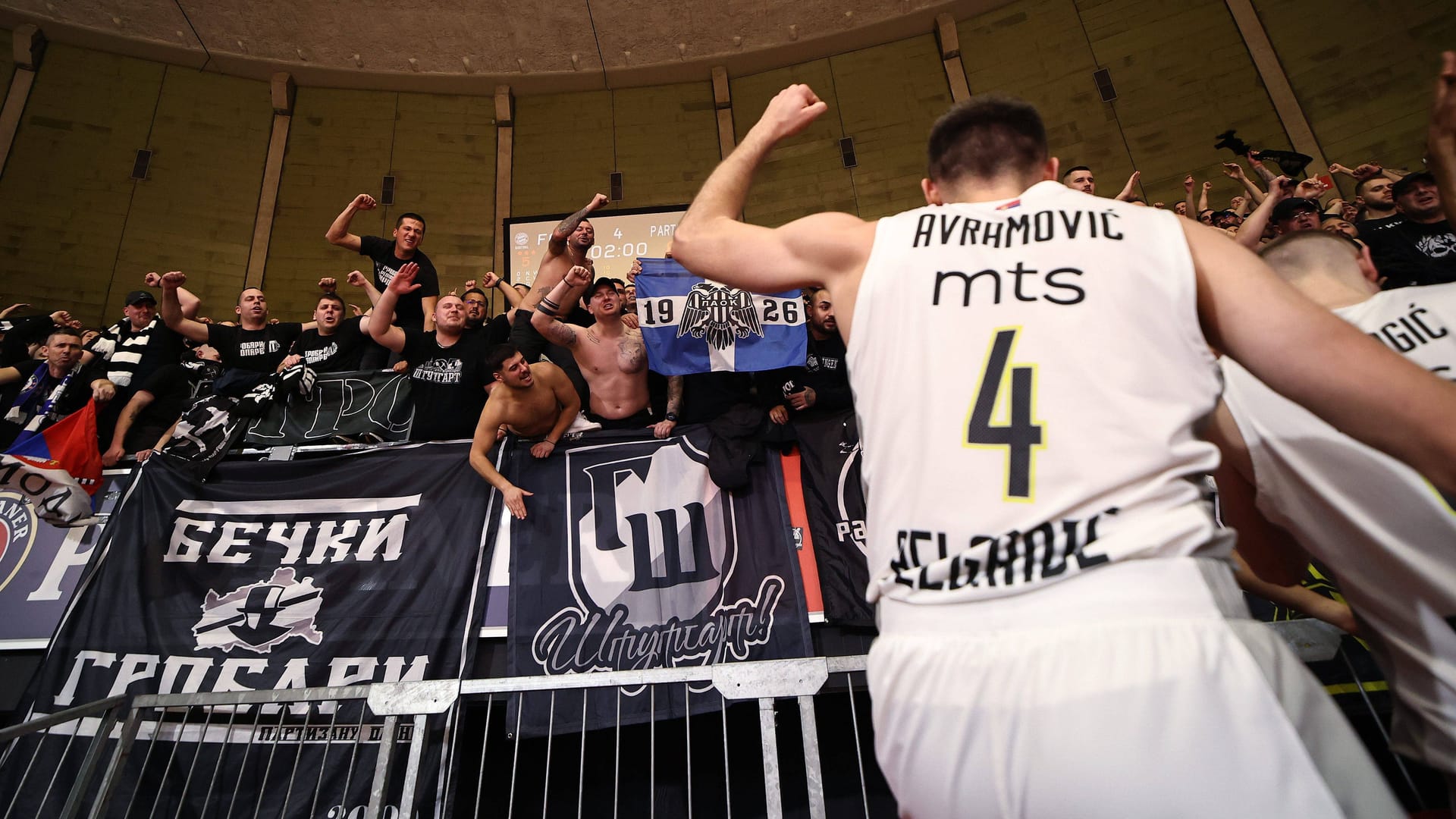 Guard Aleksa Avramovic feiert mit den Fans von Partizan Belgrad: Am Mittwoch gewannen die Serben in der Euroleague in München und waren auch in der Stadt laut zu hören.