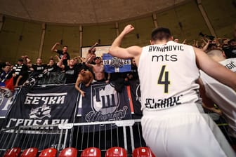 Guard Aleksa Avramovic feiert mit den Fans von Partizan Belgrad: Am Mittwoch gewannen die Serben in der Euroleague in München und waren auch in der Stadt laut zu hören.