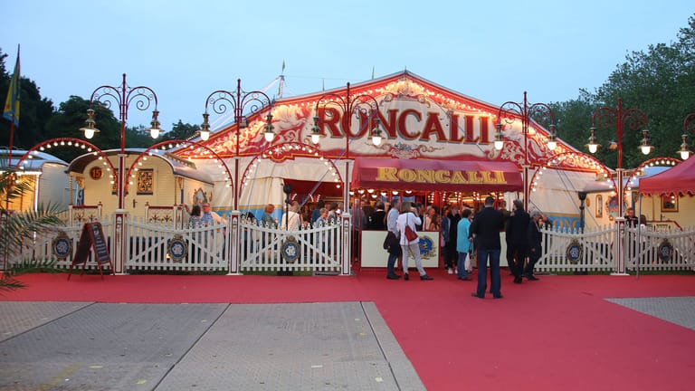 Das Roncalli-Zelt auf der Moorweide in Hamburg: Wird die Grünfläche durch die Veranstaltung nachhaltig beschädigt?
