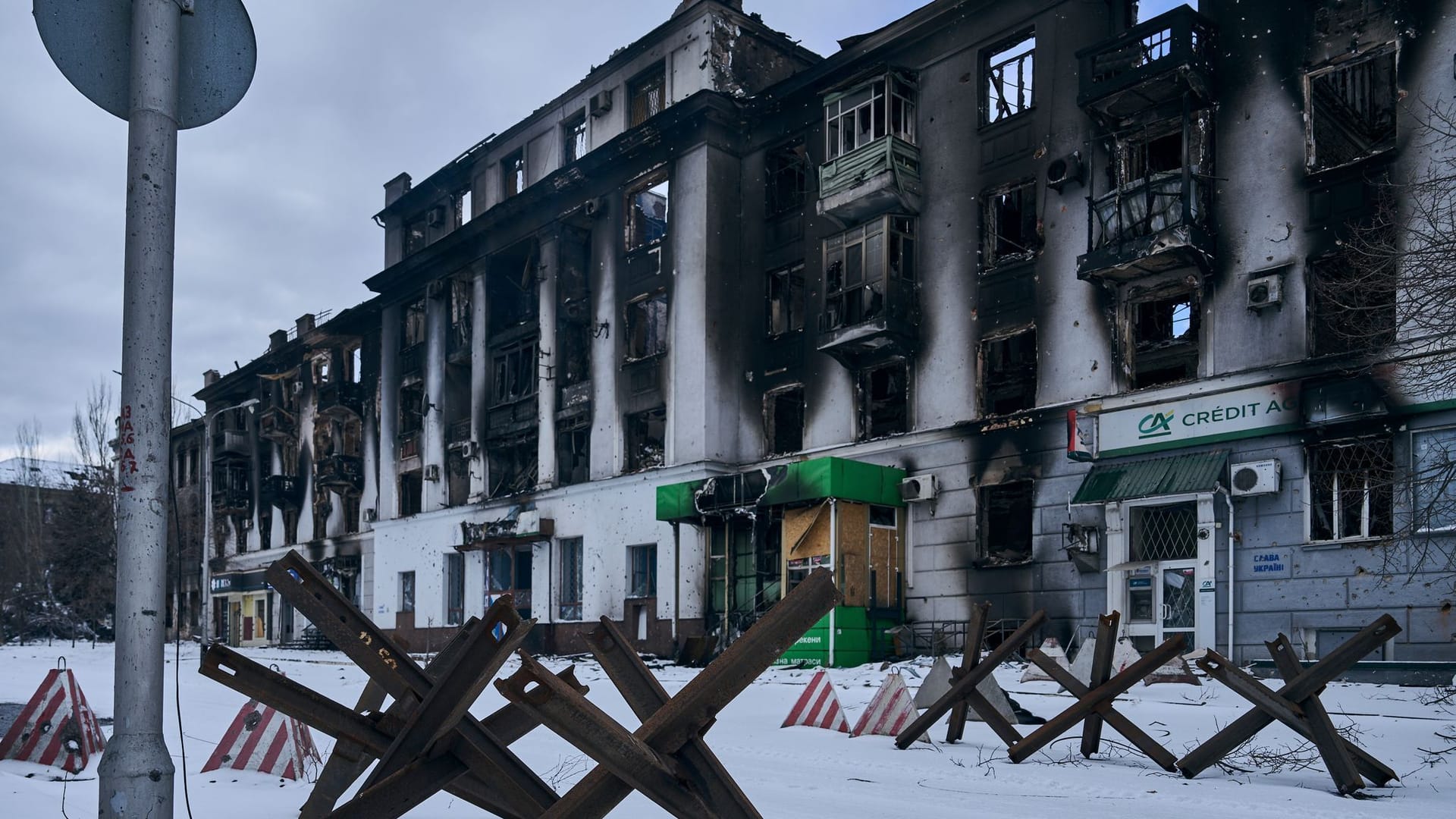 Panzersperren im zerschossenen Stadtzentrum von Bachmut in der Ostukraine.