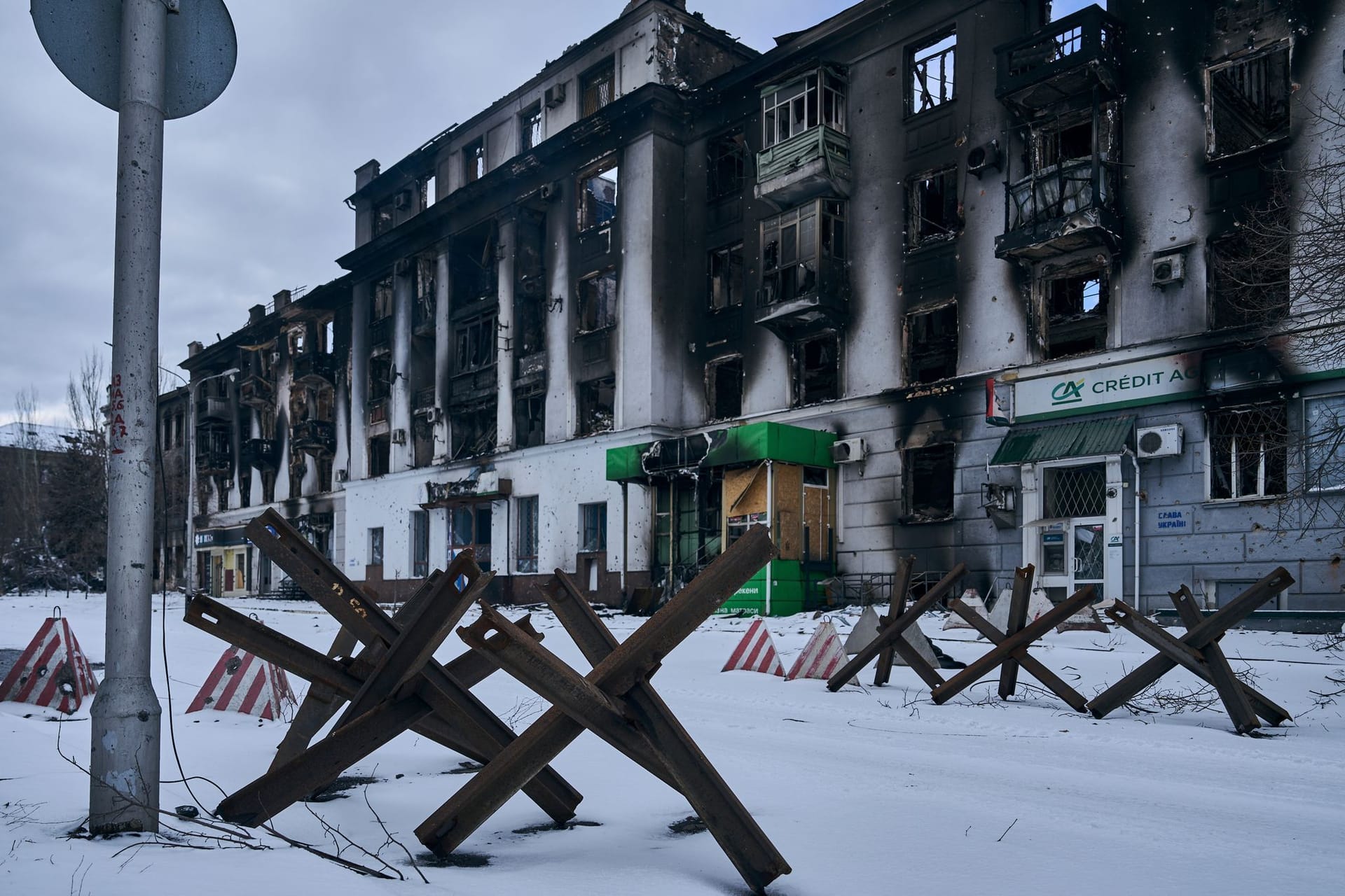 Panzersperren im zerschossenen Stadtzentrum von Bachmut in der Ostukraine.