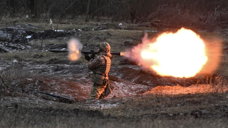 Im Osten der Ukraine: Ein ukrainischer Soldat schießt mit einer Anti-Panzerwaffe.