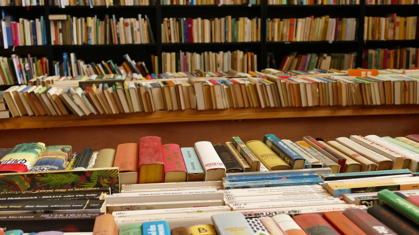 Viele gebrauchte Bücher in einem Antiquariat (Symbolfoto): Dem Halkyone in Altona droht das Aus.