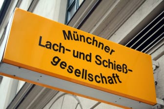 Schriftzug Münchner Lach- und Schießgesellschaft am Haupteingang in München