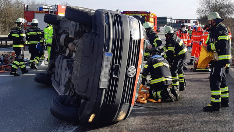 Ein Rettungswagen liegt auf der Seite. Zuvor kollidierte der Wagen mit einem Auto auf der A99.