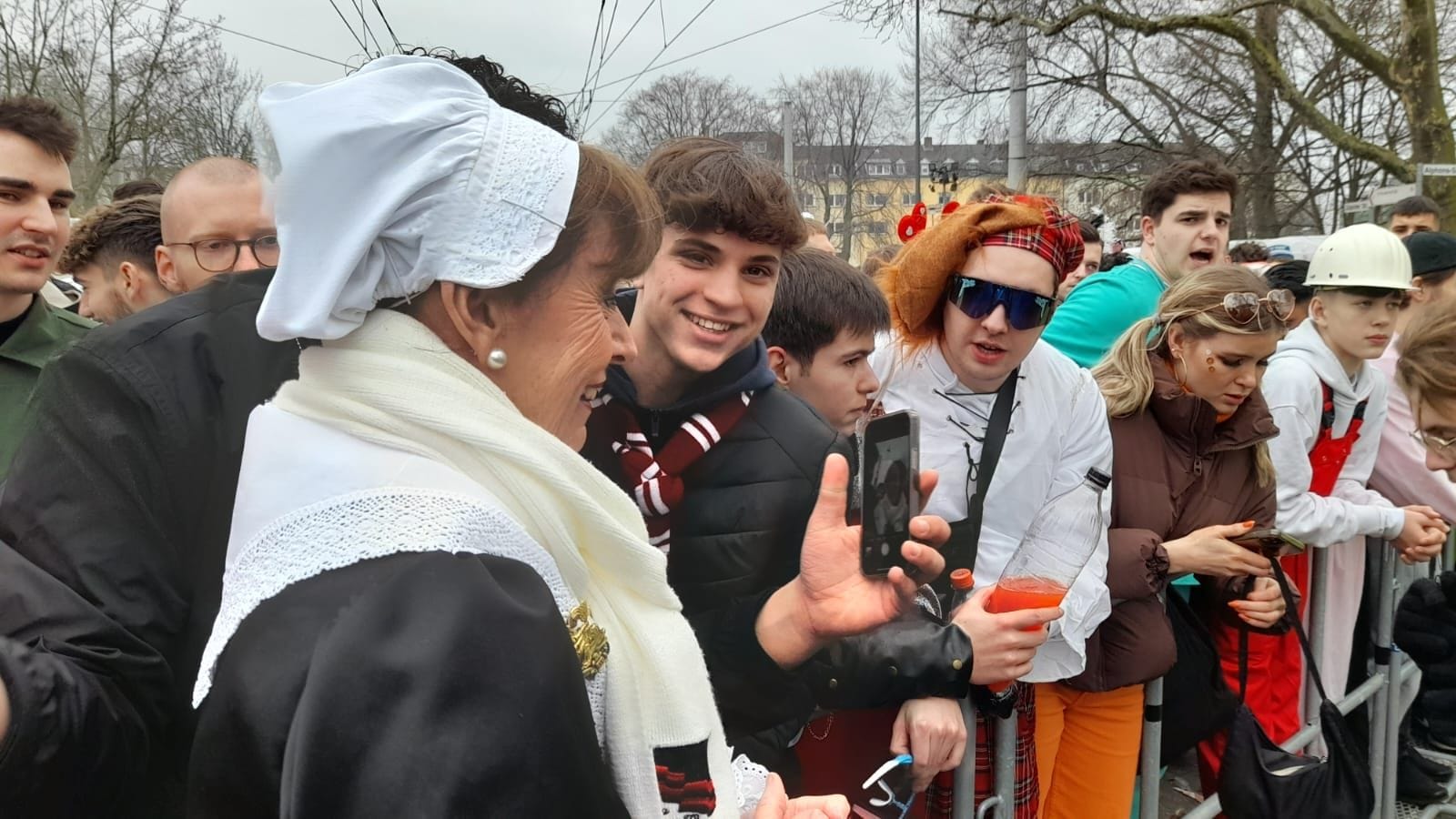 Henriette Reker als Magd: Die Oberbürgermeisterin macht sich im Zülpicher Viertel ein Bild von der Situation.