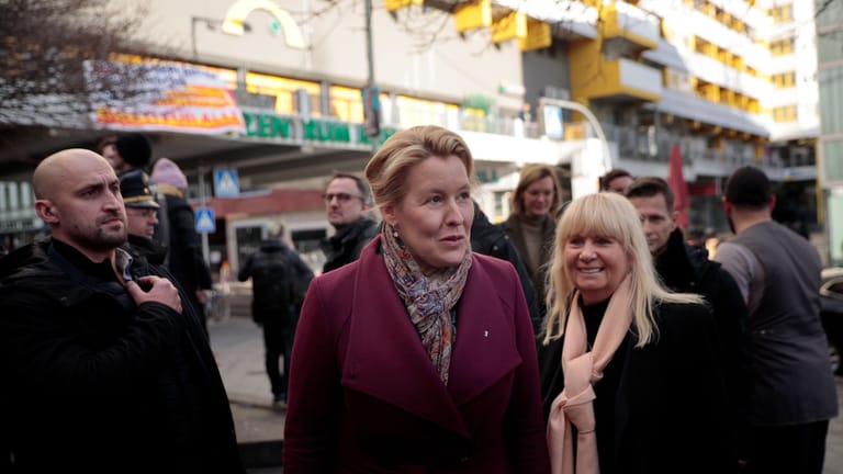 Franziska Giffey (m.) mit Iris Spranger (r.) am Kottbusser Tor: Die regierende Bürgermeisterin spricht sich für ein Konzept aus Sozialarbeit und Prävention aus.