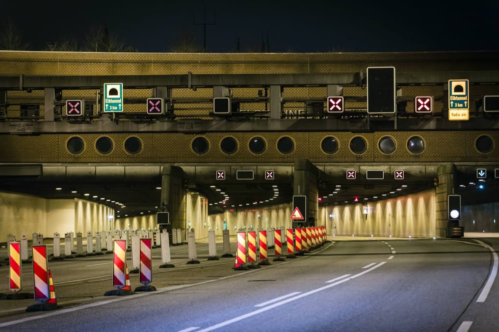 Einfahrt zum Hamburger Elbtunnel bei Nacht (Archivbild).