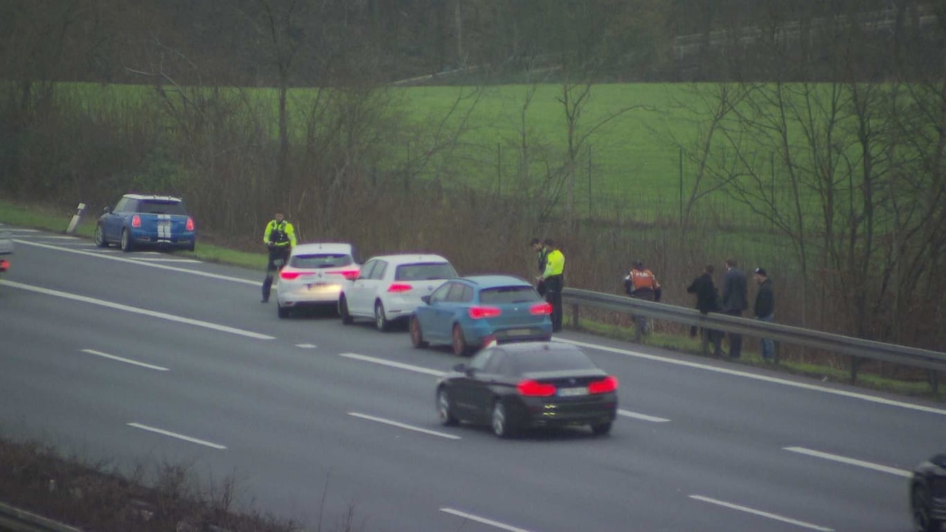 Unfall auf der A45 bei Dortmund: Nach dem Zusammenstoß ist es zu einer Auseinandersetzung der Beteiligten gekommen.