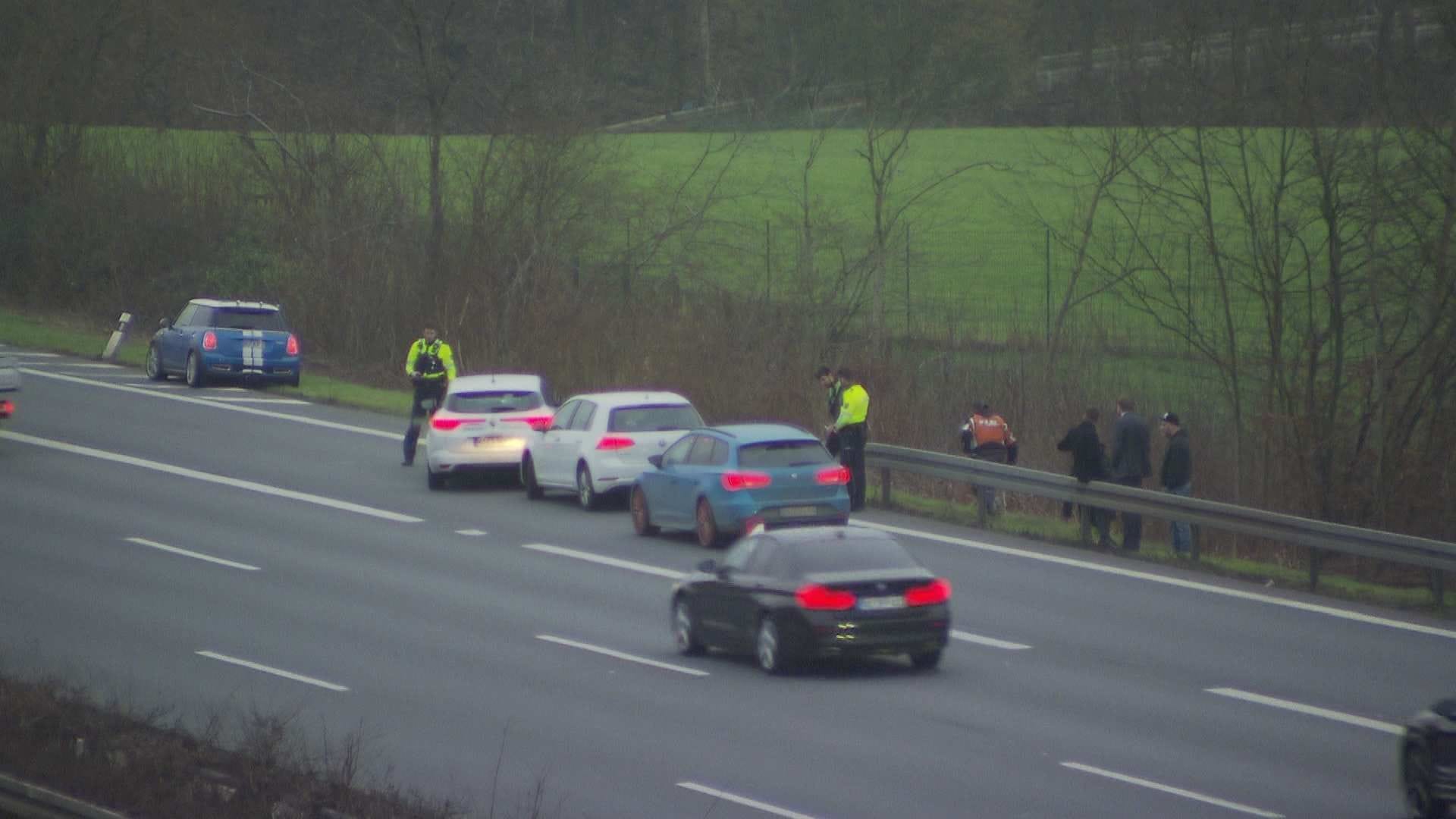 Unfall auf der A45 bei Dortmund: Nach dem Zusammenstoß ist es zu einer Auseinandersetzung der Beteiligten gekommen. Unfall auf der A45 bei Dortmund: Nach dem Zusammenstoß ist es zu einer Auseinandersetzung der Beteiligten gekommen.