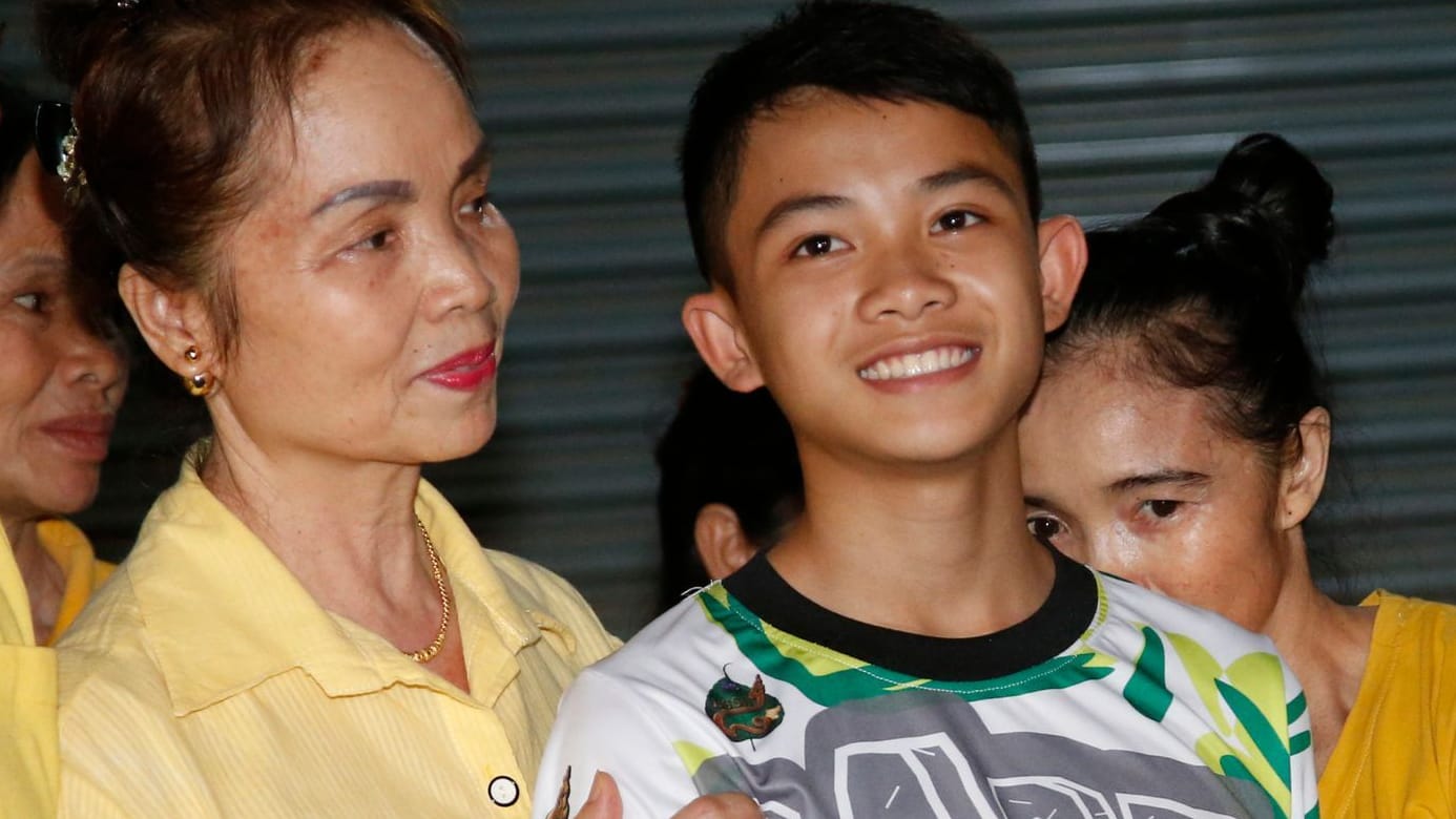 Duangpetch Promthep (M): Der Teenager, ein Überlebender des Höhlendramas in Thailand, ist nun im Alter von 17 Jahren in Großbritannien gestorben. Duangpetch Promthep (M): Der Teenager, ein Überlebender des Höhlendramas in Thailand, ist nun im Alter von 17 Jahren in Großbritannien gestorben.