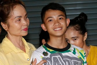 Duangpetch Promthep (M): Der Teenager, ein Überlebender des Höhlendramas in Thailand, ist nun im Alter von 17 Jahren in Großbritannien gestorben.