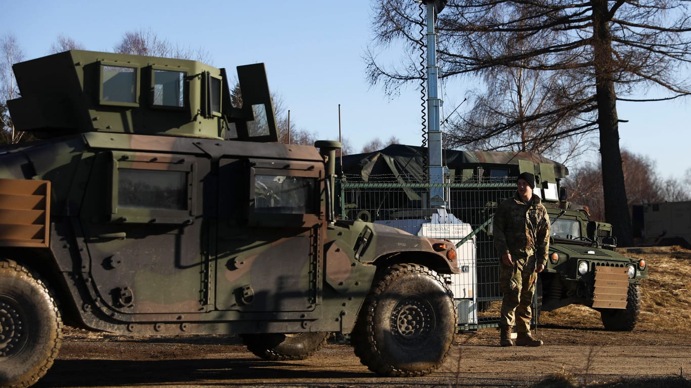 US-Militärfahrzeug auf einer Basis in Polen (Symbolbild): Transportfahrzeuge der US-Armee verunglückten auf der A6.