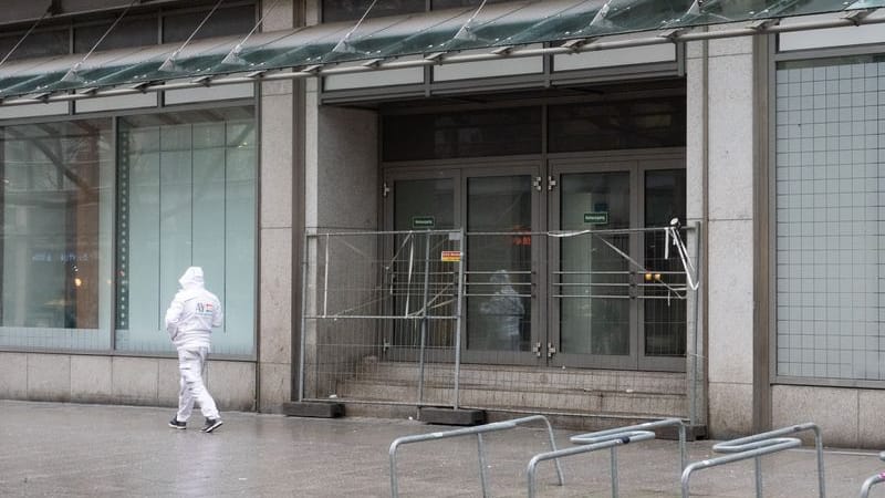 Ein Mann geht an einem leerstehenden Geschäft in Hannover vorbei (Archivfoto): Nur durch kontinuierlichen Austausch aller Beteiligter könne die Situation gedreht werden, sagen Experten.