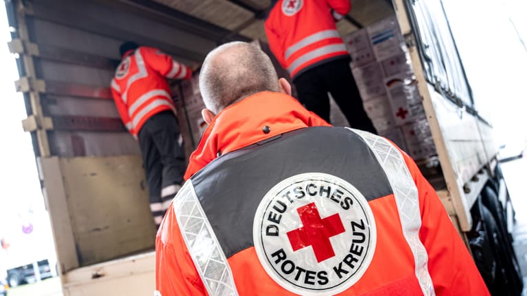 Mitarbeiter des Deutschen Roten Kreuzes (DRK) verladen am Berliner Flughafen Hilfsgüter für die vom Erdbeben betroffenen Regionen in der Türkei.
