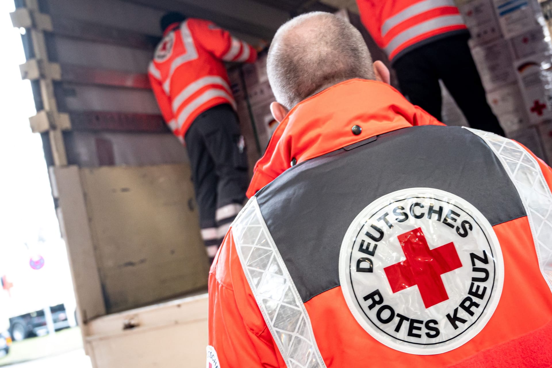 Mitarbeiter des Deutschen Roten Kreuzes (DRK) verladen am Berliner Flughafen Hilfsgüter für die vom Erdbeben betroffenen Regionen in der Türkei.