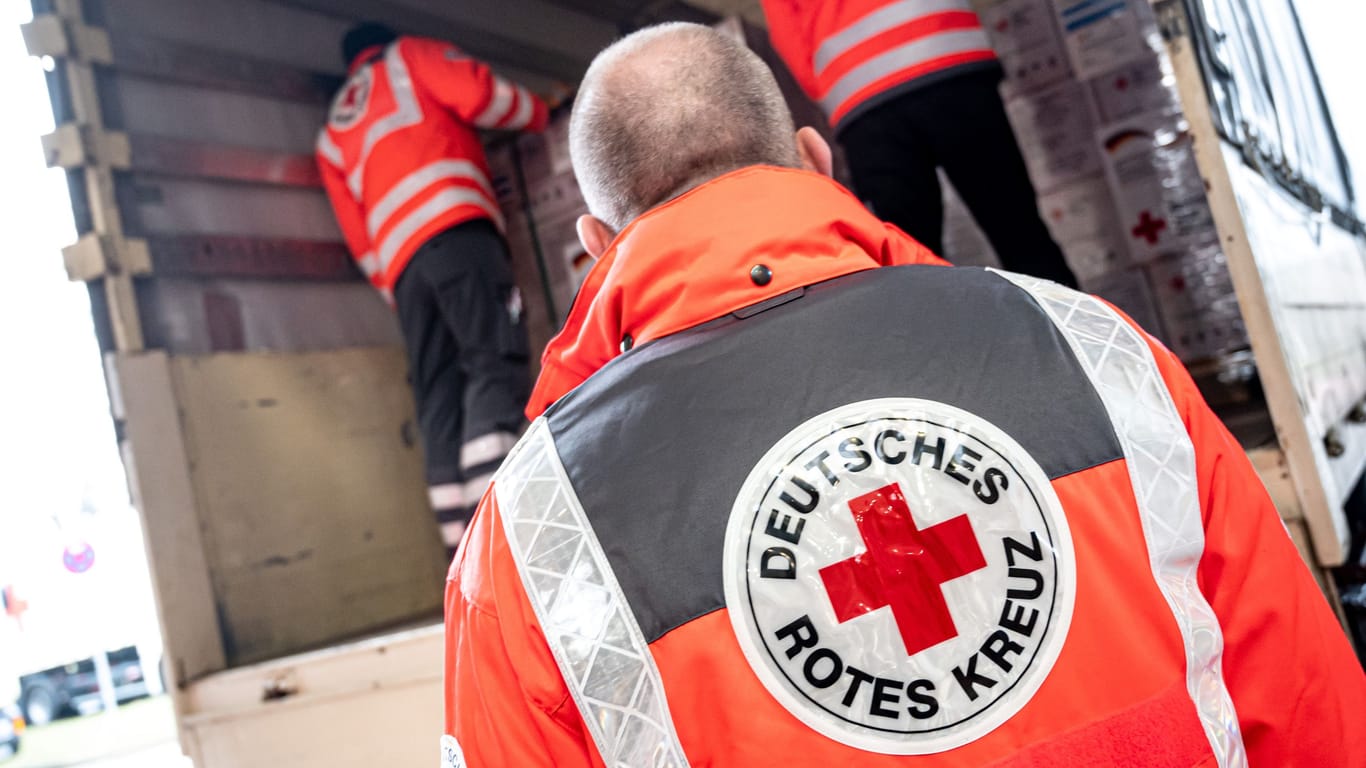 Mitarbeiter des Deutschen Roten Kreuzes (DRK) verladen am Berliner Flughafen Hilfsgüter für die vom Erdbeben betroffenen Regionen in der Türkei.