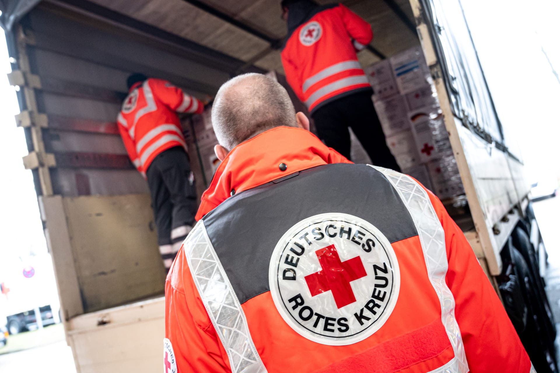 Mitarbeiter des Deutschen Roten Kreuzes (DRK) verladen am Berliner Flughafen Hilfsgüter für die vom Erdbeben betroffenen Regionen in der Türkei.