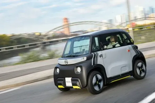 Ein Mini von Opel: Der Rocks-e ist kein richtiger Pkw, könnte aber in gewissen Anwendungsbereichen einen ersetzen. Ein Mini von Opel: Der Rocks-e ist kein richtiger Pkw, könnte aber in gewissen Anwendungsbereichen einen ersetzen.